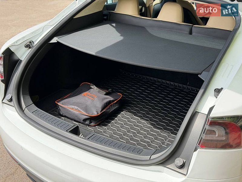 Лифтбек Tesla Model S 2015 в Киеве
