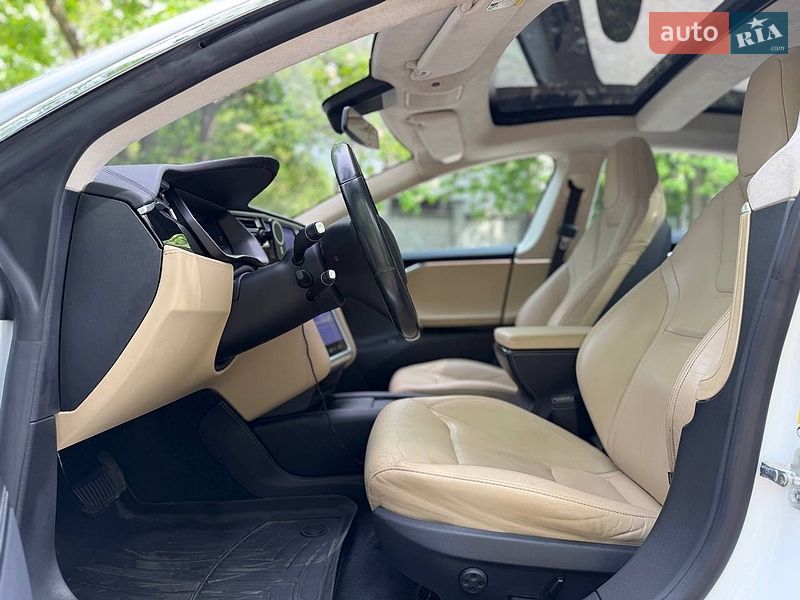 Лифтбек Tesla Model S 2015 в Киеве