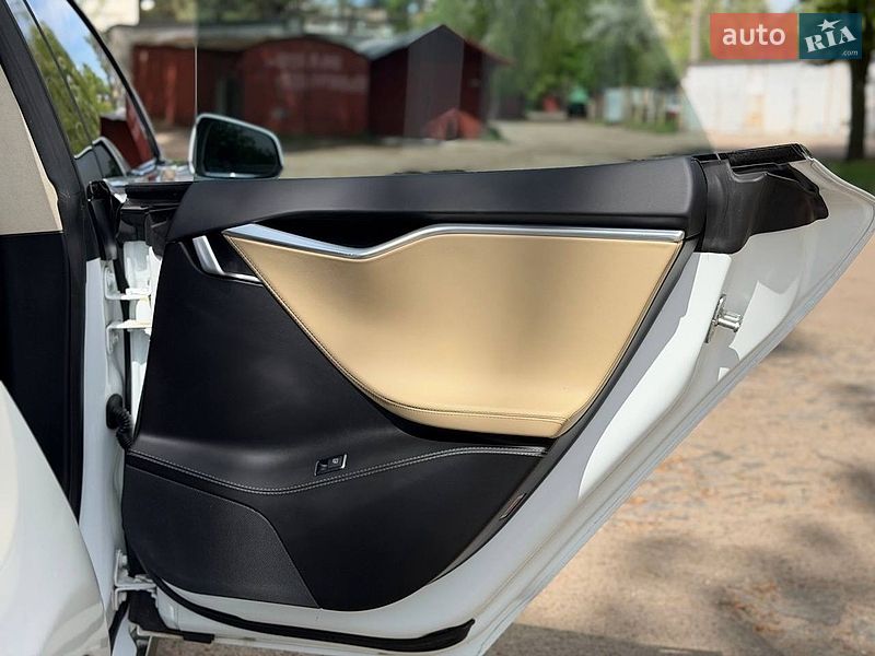 Лифтбек Tesla Model S 2015 в Киеве