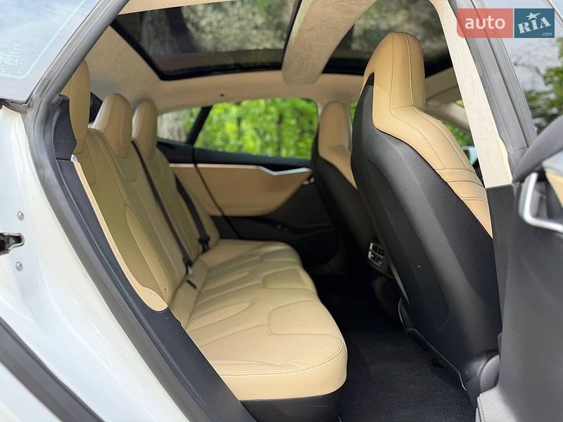 Лифтбек Tesla Model S 2015 в Киеве