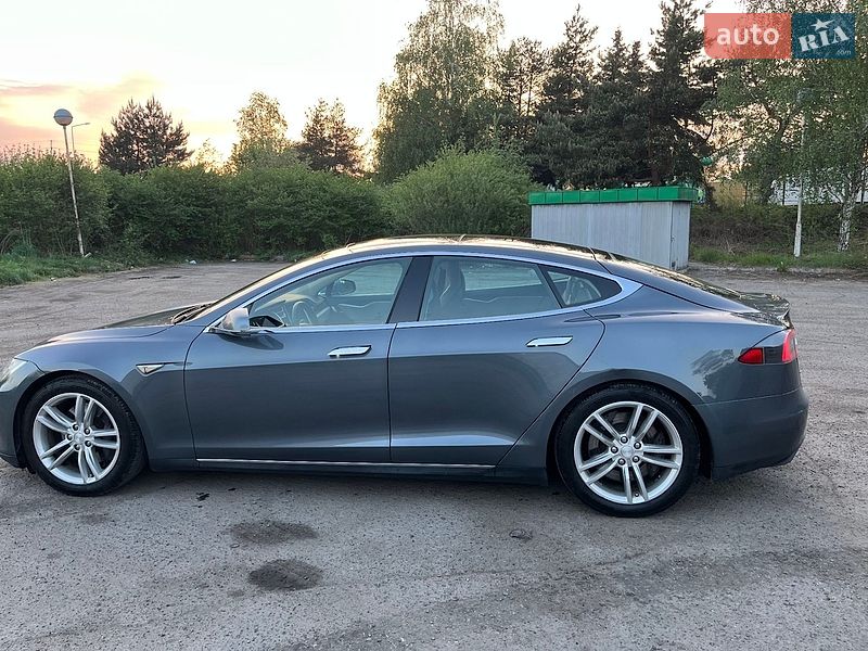 Лифтбек Tesla Model S 2013 в Львове