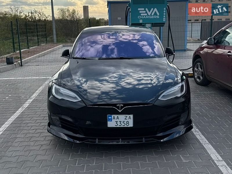 Лифтбек Tesla Model S 2017 в Кривом Роге