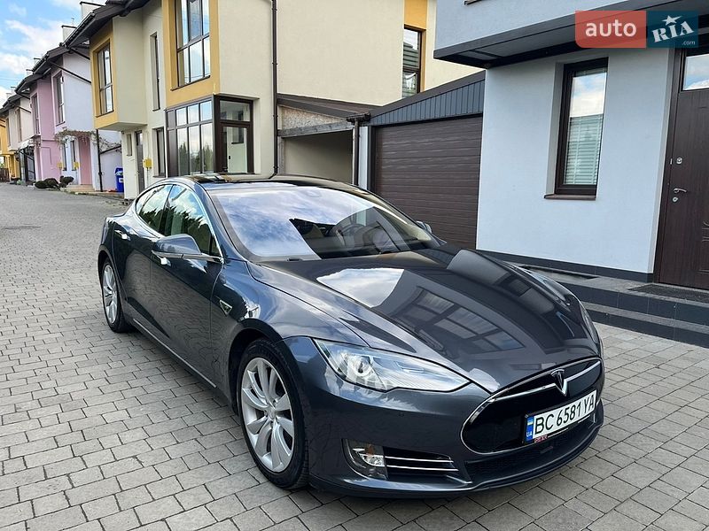 Ліфтбек Tesla Model S 2015 в Львові