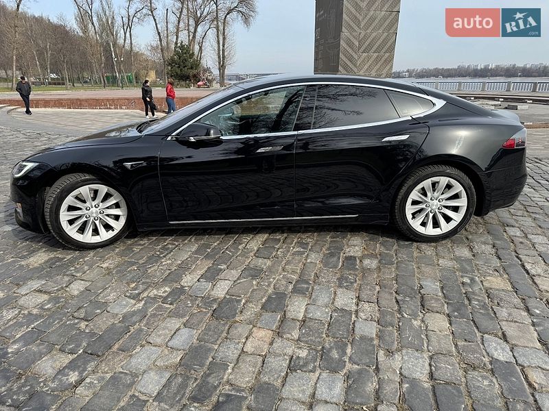 Лифтбек Tesla Model S 2017 в Киеве