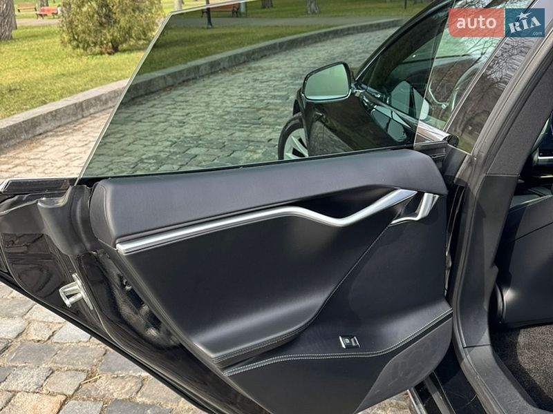 Лифтбек Tesla Model S 2017 в Киеве