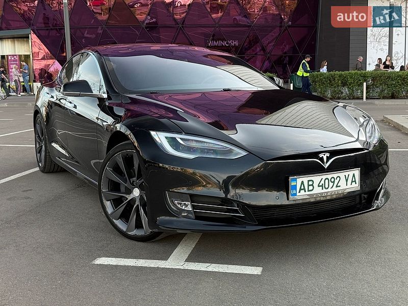 Лифтбек Tesla Model S 2018 в Киеве