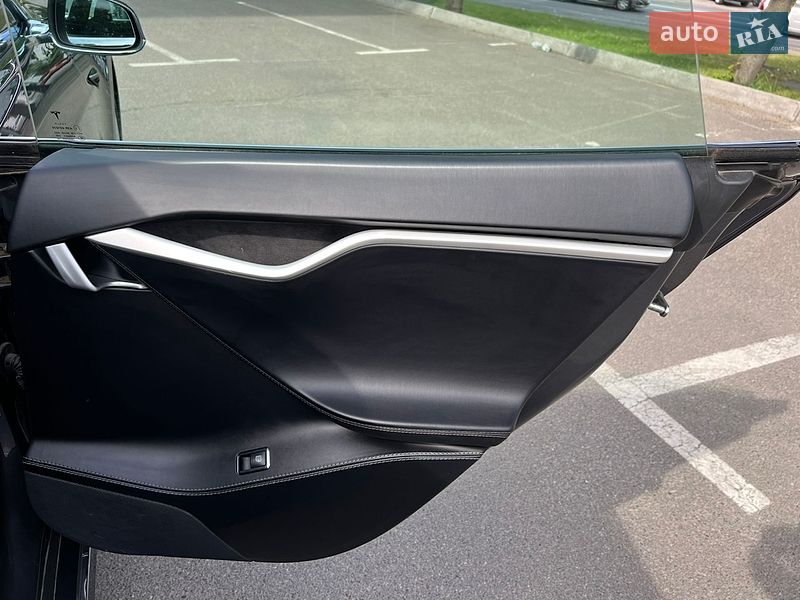 Лифтбек Tesla Model S 2018 в Киеве