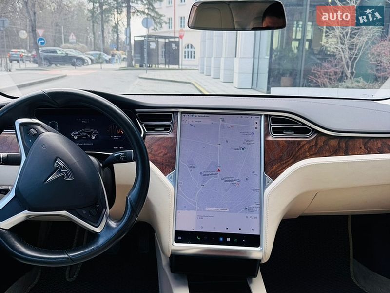 Ліфтбек Tesla Model S 2017 в Львові