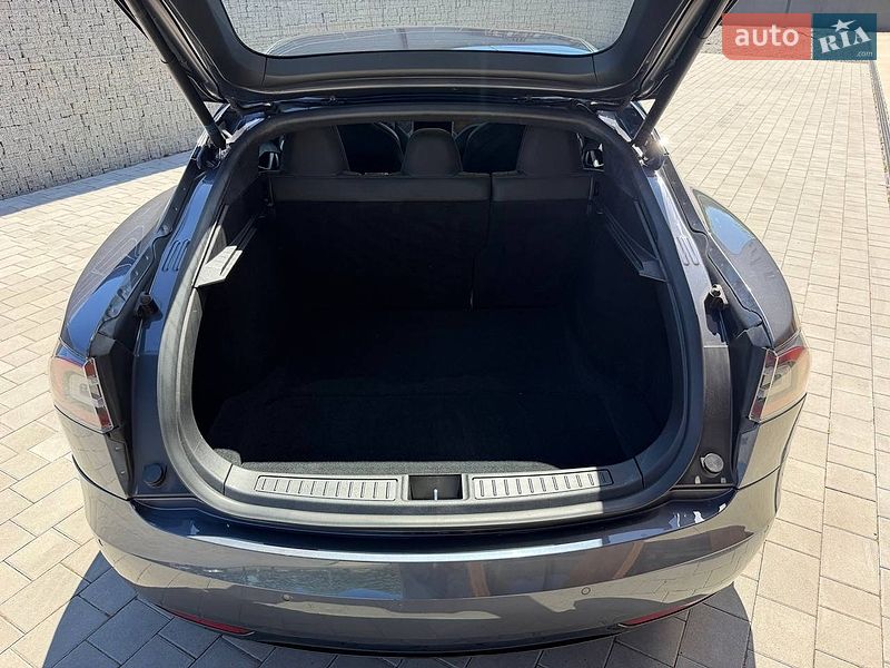 Лифтбек Tesla Model S 2019 в Луцке
