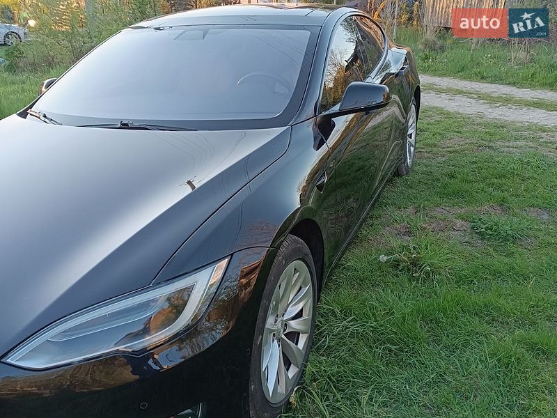 Лифтбек Tesla Model S 2017 в Львове