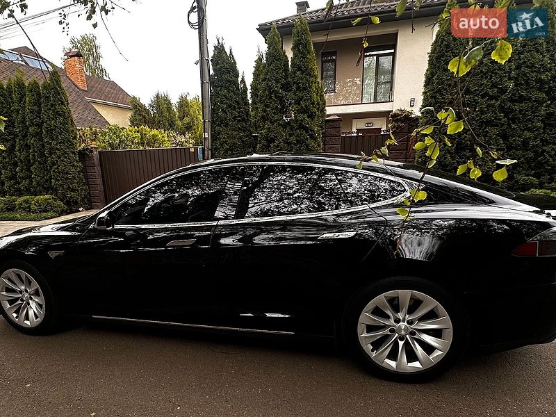 Ліфтбек Tesla Model S 2015 в Києві
