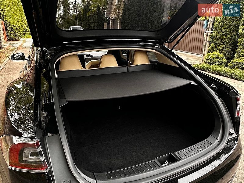 Ліфтбек Tesla Model S 2015 в Києві