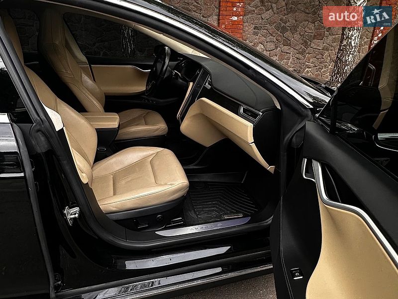 Ліфтбек Tesla Model S 2015 в Києві фото 56 Ліфтбек Tesla Model S 2015 в Києві