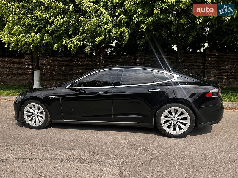 Ліфтбек Tesla Model S 2015 в Києві