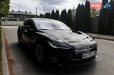 Ліфтбек Tesla Model S 2015 в Києві фото 39 Ліфтбек Tesla Model S 2015 в Києві