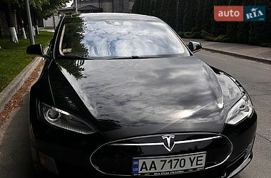Ліфтбек Tesla Model S 2015 в Києві