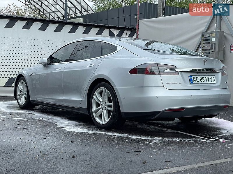 Лифтбек Tesla Model S 2016 в Виннице