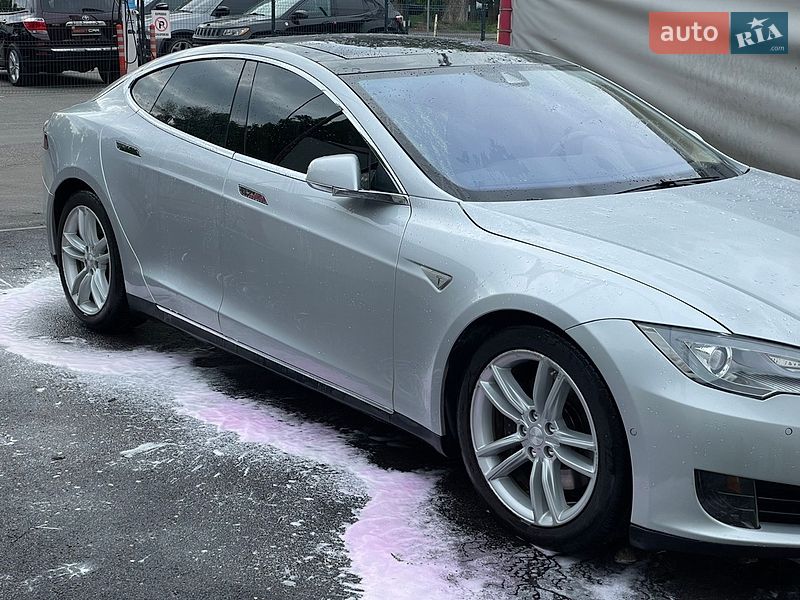 Лифтбек Tesla Model S 2016 в Виннице