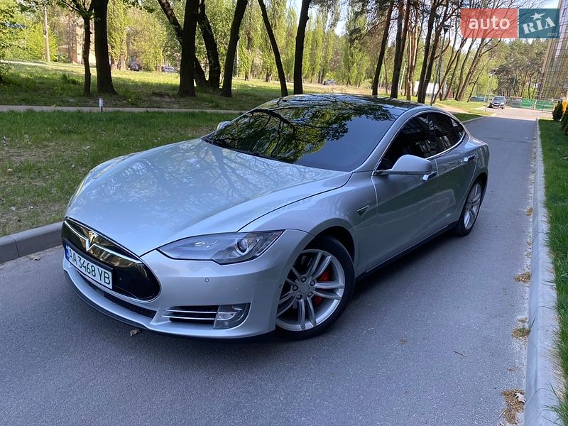 Ліфтбек Tesla Model S 2015 в Чернігові