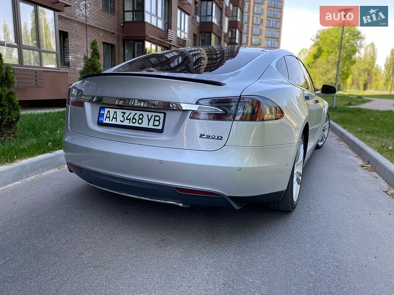 Ліфтбек Tesla Model S 2015 в Чернігові