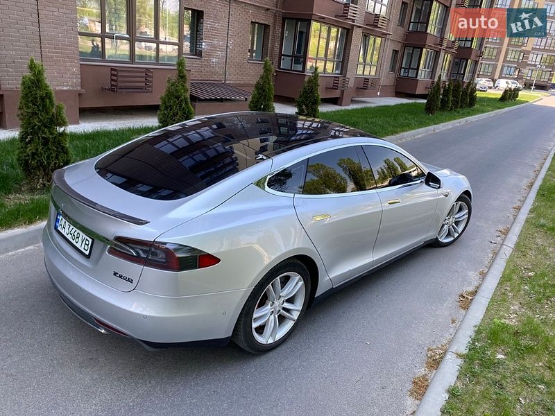 Ліфтбек Tesla Model S 2015 в Чернігові