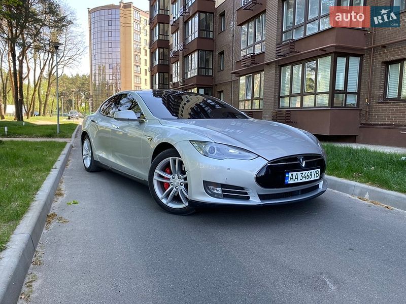 Ліфтбек Tesla Model S 2015 в Чернігові
