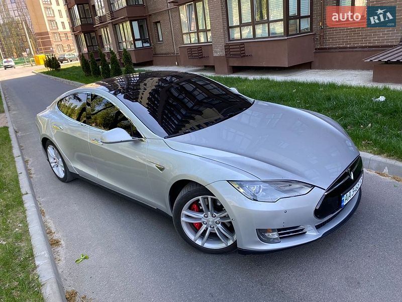 Ліфтбек Tesla Model S 2015 в Чернігові