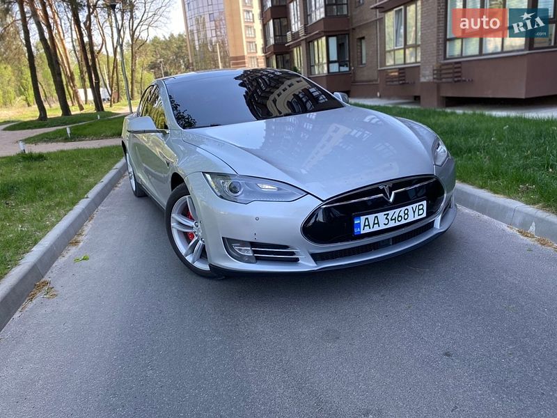 Ліфтбек Tesla Model S 2015 в Чернігові
