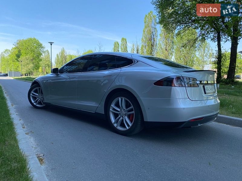 Ліфтбек Tesla Model S 2015 в Чернігові