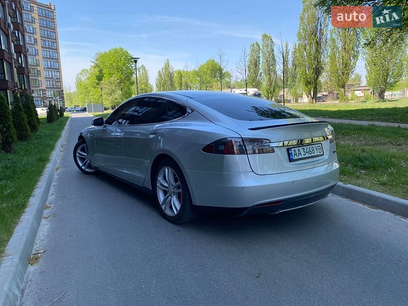 Ліфтбек Tesla Model S 2015 в Чернігові
