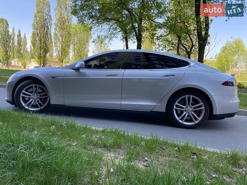 Ліфтбек Tesla Model S 2015 в Чернігові