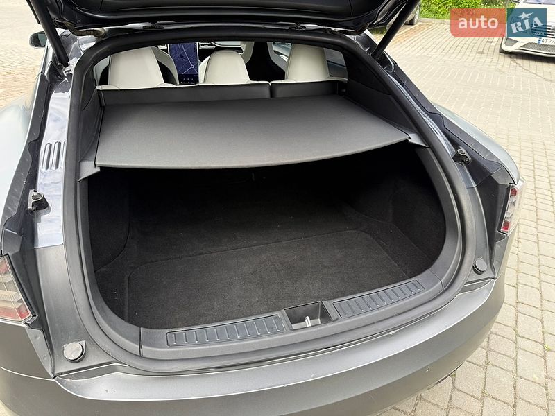 Лифтбек Tesla Model S 2017 в Ивано-Франковске