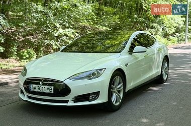 Лифтбек Tesla Model S 2015 в Киеве