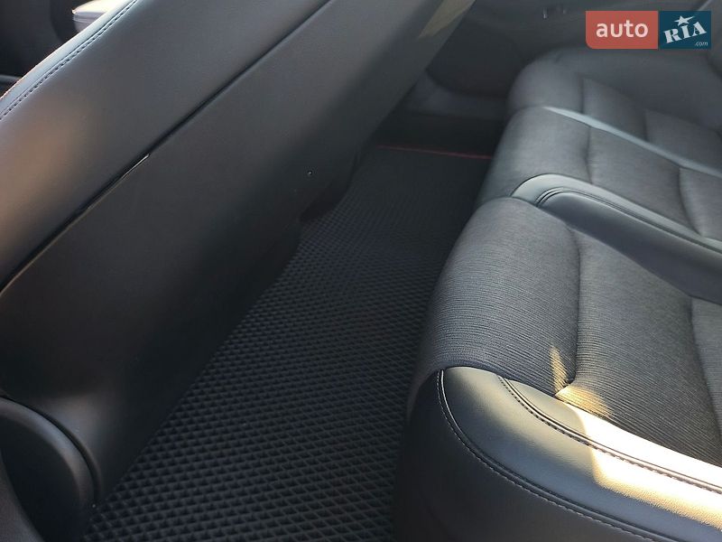 Лифтбек Tesla Model S 2018 в Виннице