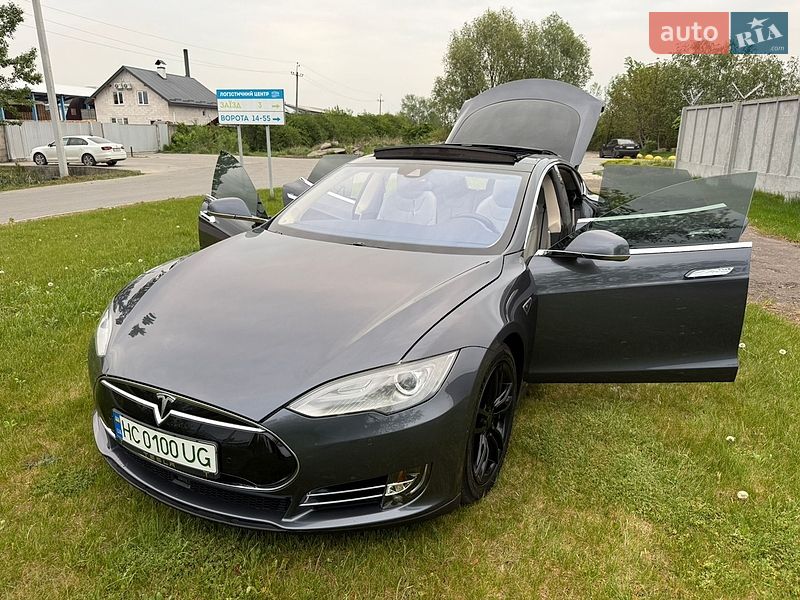 Лифтбек Tesla Model S 2015 в Львове