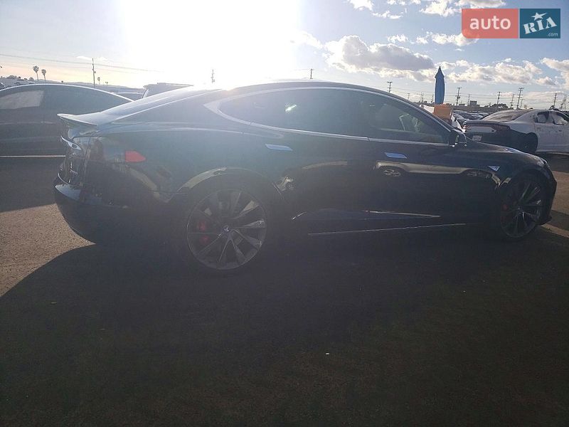 Лифтбек Tesla Model S 2016 в Львове
