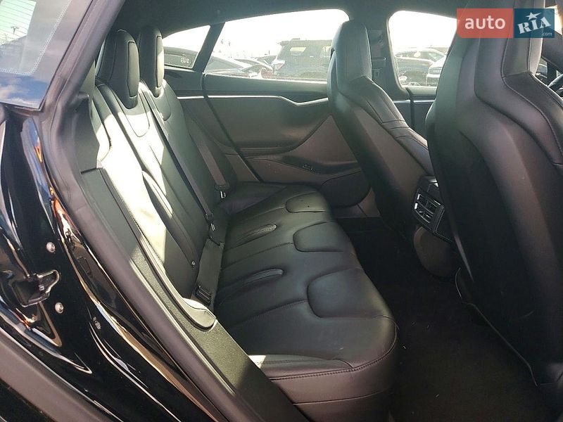Лифтбек Tesla Model S 2016 в Львове