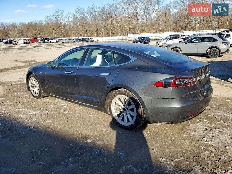 Лифтбек Tesla Model S 2017 в Львове