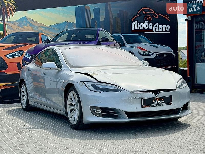 Лифтбек Tesla Model S 2018 в Львове
