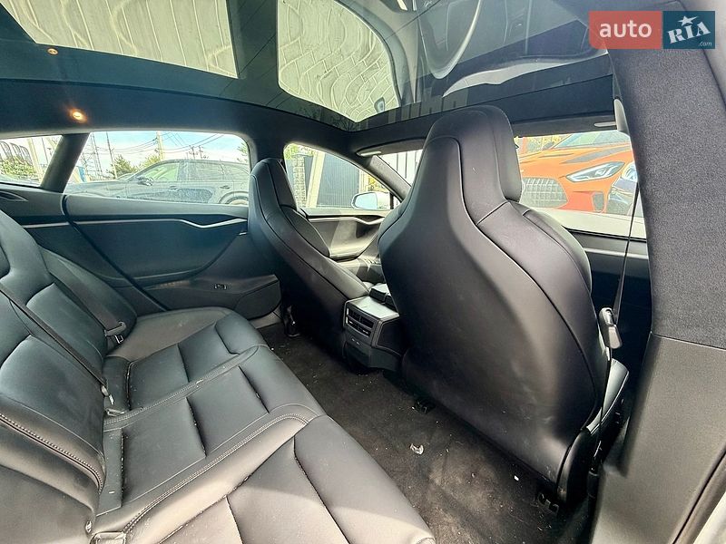 Лифтбек Tesla Model S 2018 в Львове