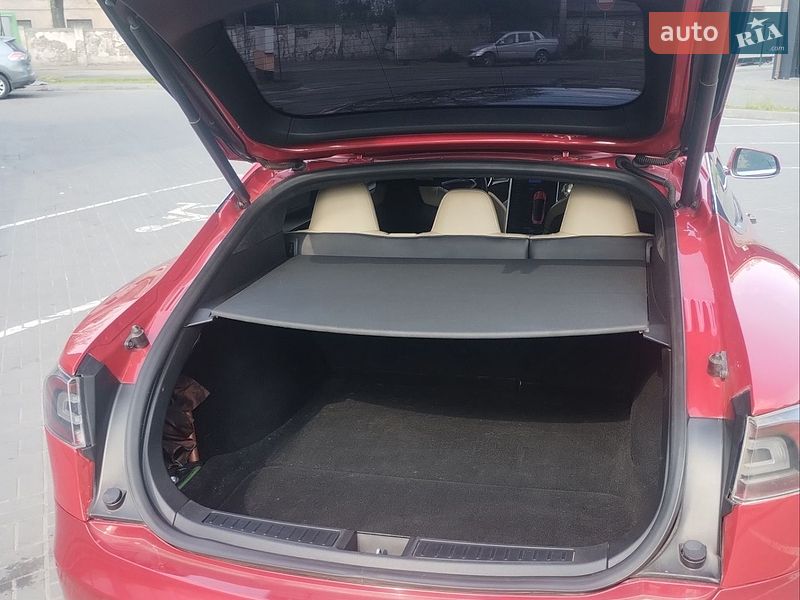 Лифтбек Tesla Model S 2016 в Каменском