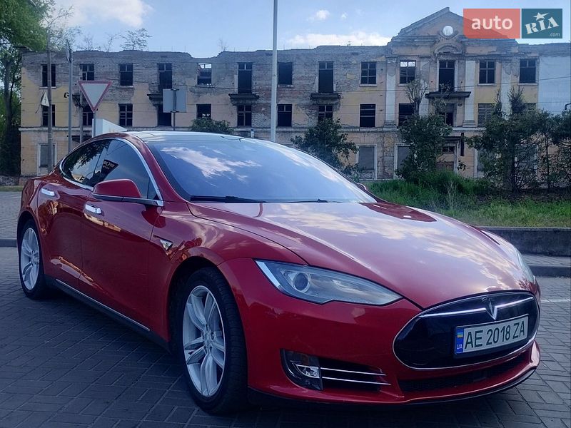 Лифтбек Tesla Model S 2016 в Каменском