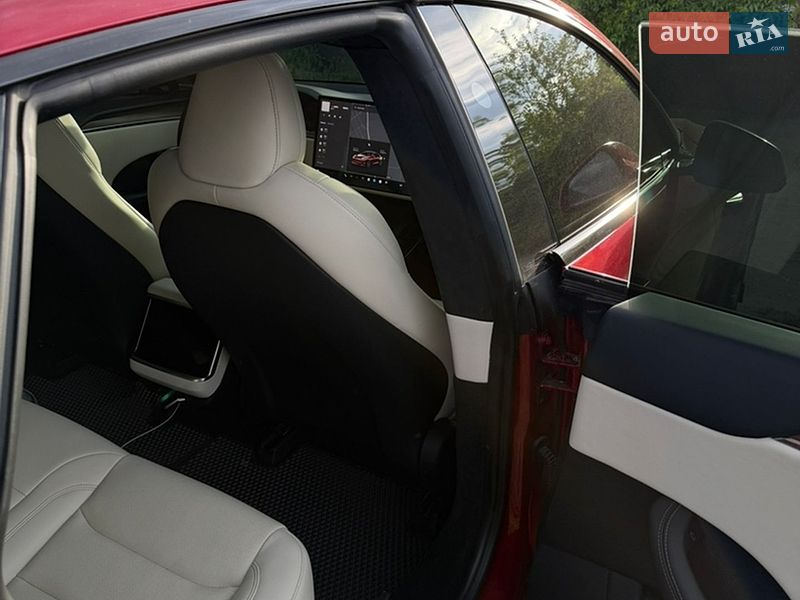 Ліфтбек Tesla Model S 2023 в Новомосковську