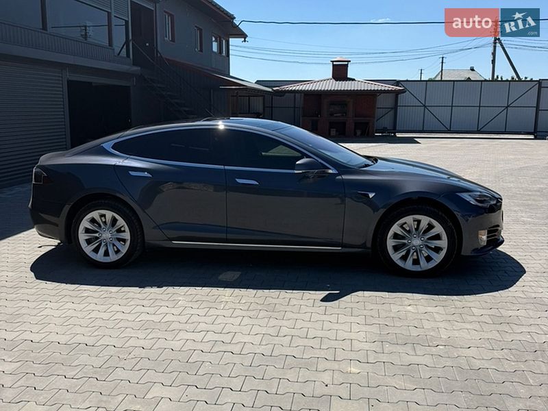 Лифтбек Tesla Model S 2017 в Умани