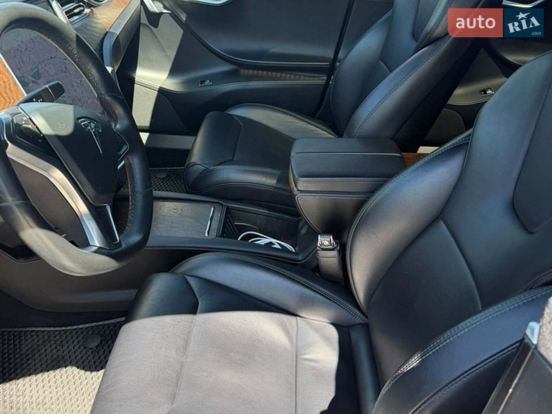 Лифтбек Tesla Model S 2017 в Умани