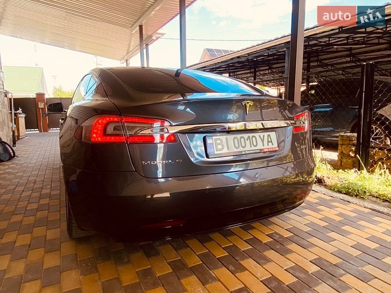 Ліфтбек Tesla Model S 2017 в Кременчуці