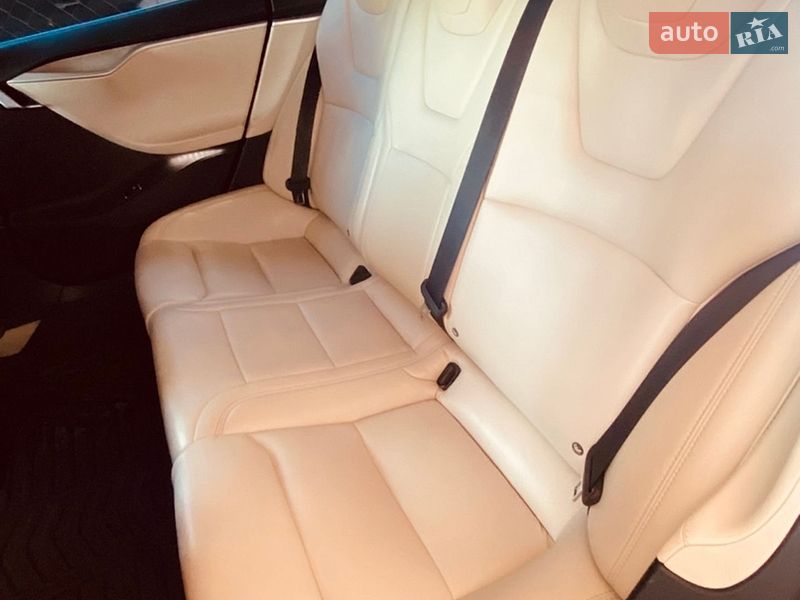 Лифтбек Tesla Model S 2017 в Кременчуге