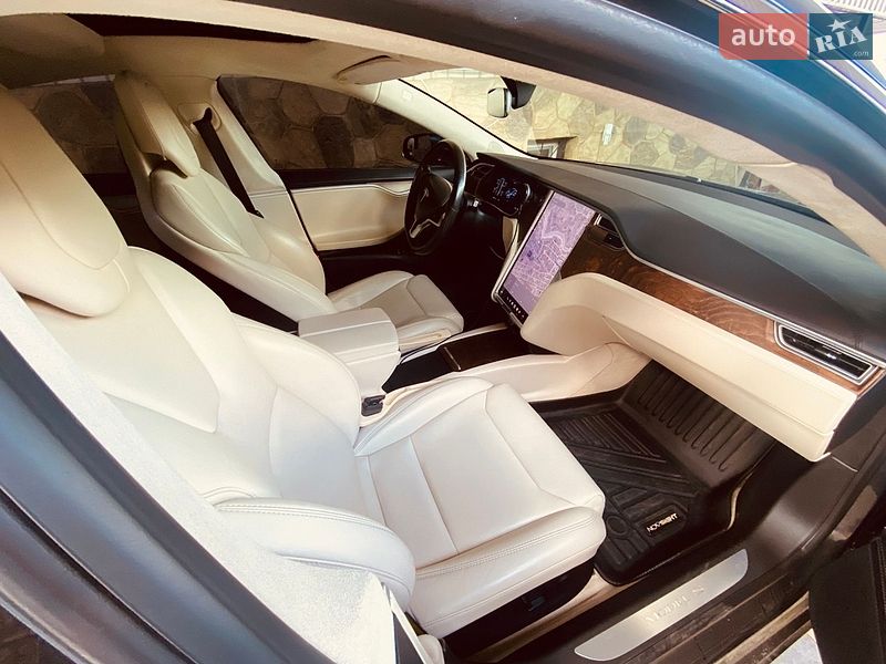 Ліфтбек Tesla Model S 2017 в Кременчуці