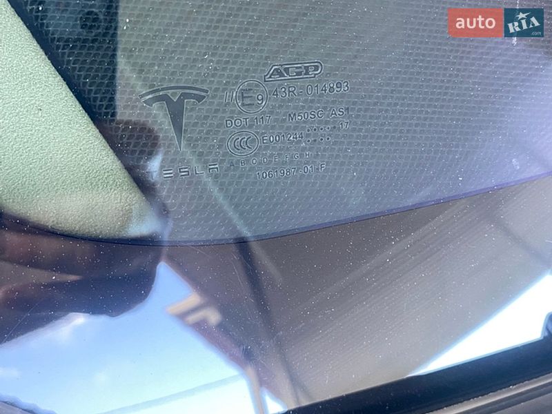 Лифтбек Tesla Model S 2017 в Кременчуге