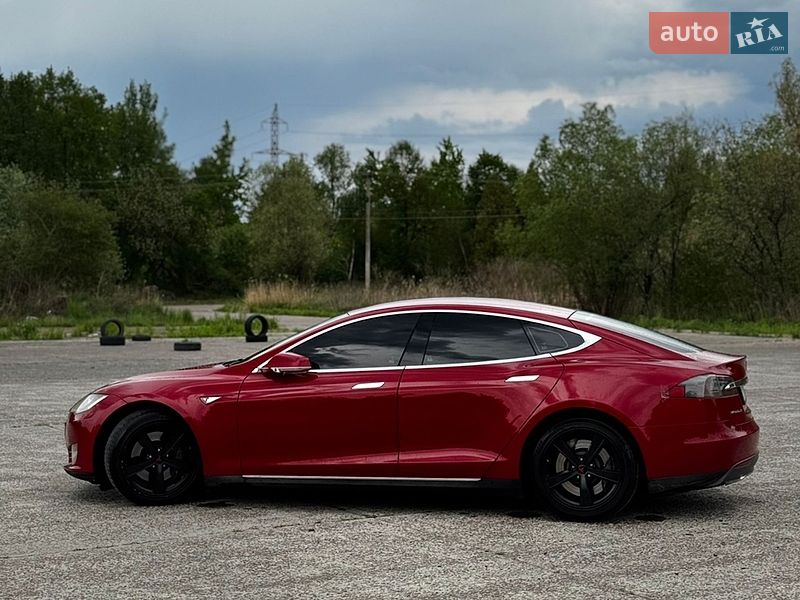 Лифтбек Tesla Model S 2015 в Львове